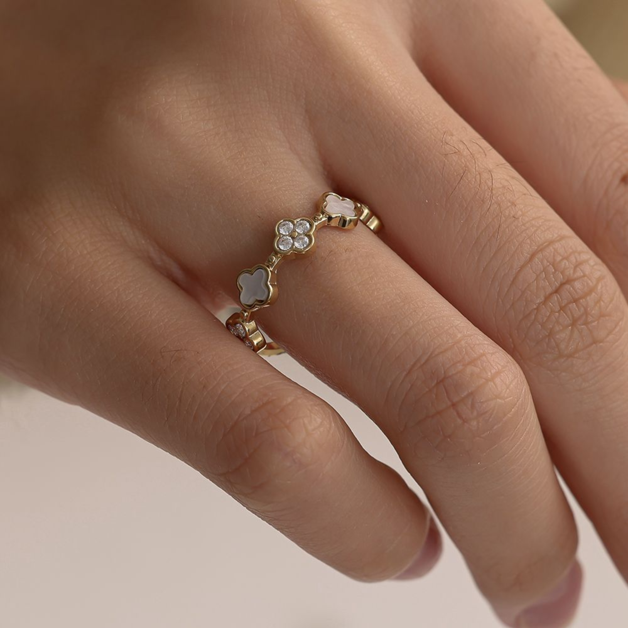 Laimingos Gelės ir Kriauklės Žiedas