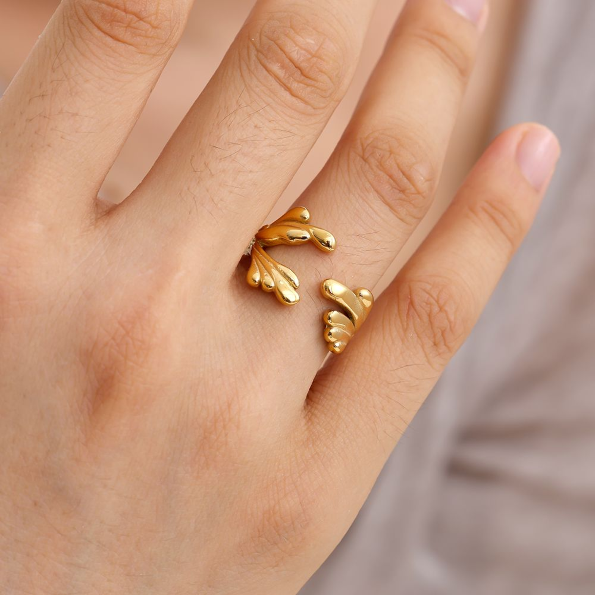 Auksinis Žiedas „Ranka“